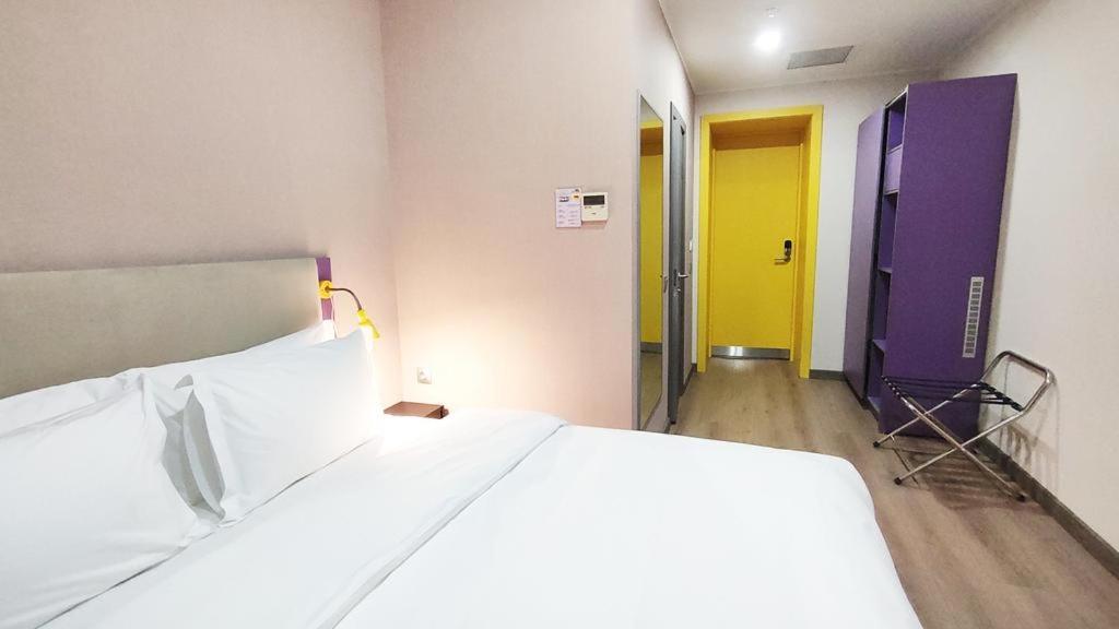 City Hotel Tsjimkent Eksteriør bilde